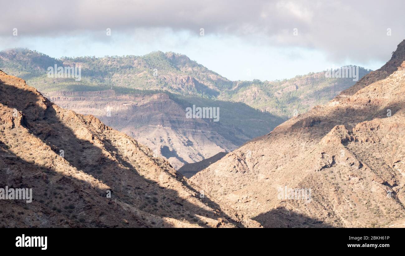 Montagne di Gran Canaria, Isole Canarie. Il paesaggio roccioso e arido e la geologia vulcanica di Gran Canaria, una delle isole Canarie più grandi. Foto Stock