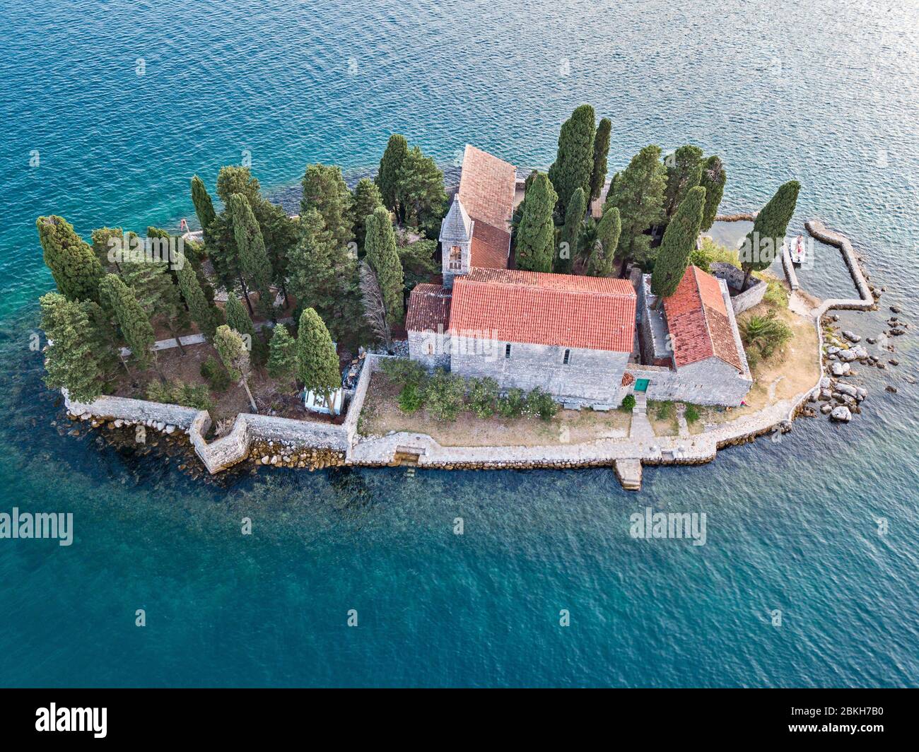 Veduta aerea di Sveti Dore, Isola di San Giorgio è uno dei due isolotti al largo della costa di Perast nella Baia di Cattaro, Montenegro. 09-05-2019. Bened Foto Stock