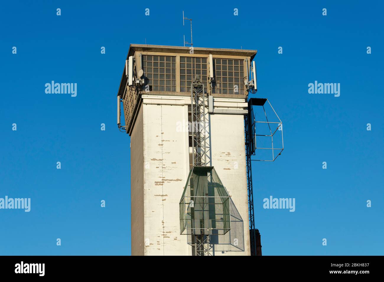 Sint Gillis WAAS, Belgio, 5 aprile 2020, torre con una gabbia ad essa collegata utilizzata dagli arcieri a prua lunga Foto Stock