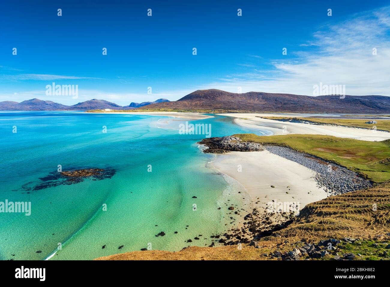 La bellissima spiaggia di sabbia e il mare turchese chiaro a Seilebost sull'isola di Harris nelle isole occidentali della Scozia Foto Stock
