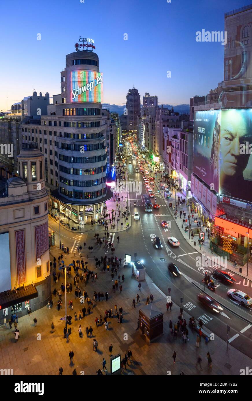 Guardando lungo la Gran Via verso la Torre de Madrid in lontananza, con l'edificio Carrion (centro) e la Plaza de Callao in primo piano Foto Stock