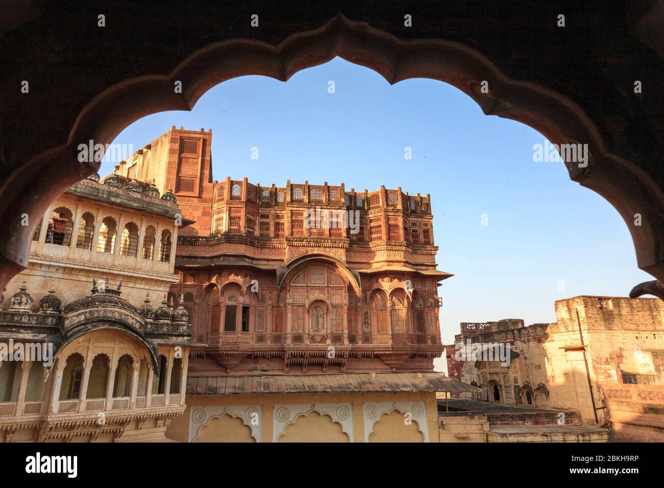 La facciata interna del Forte di Mehrangarh attraverso un arco decorato, Jodhpur, India Foto Stock