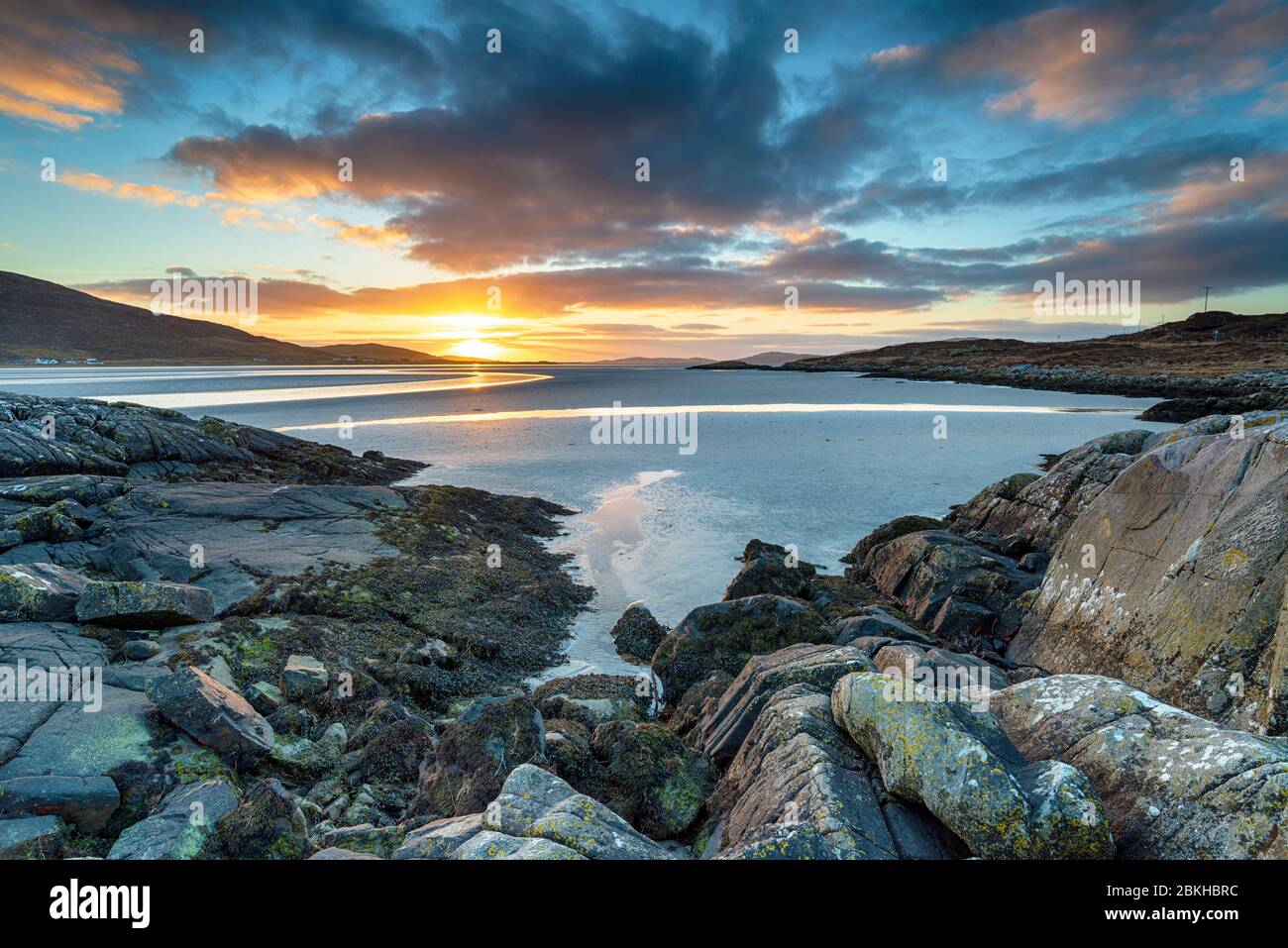 Bassa marea sulla spiaggia di Luskhentire sull'isola di Harris nelle Ebridi esterne della Scozia Foto Stock