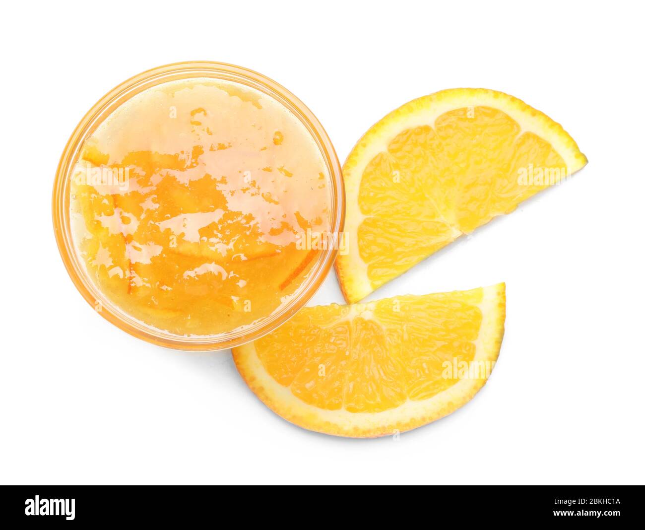 Ciotola di marmellata d'arancia su sfondo bianco Foto Stock