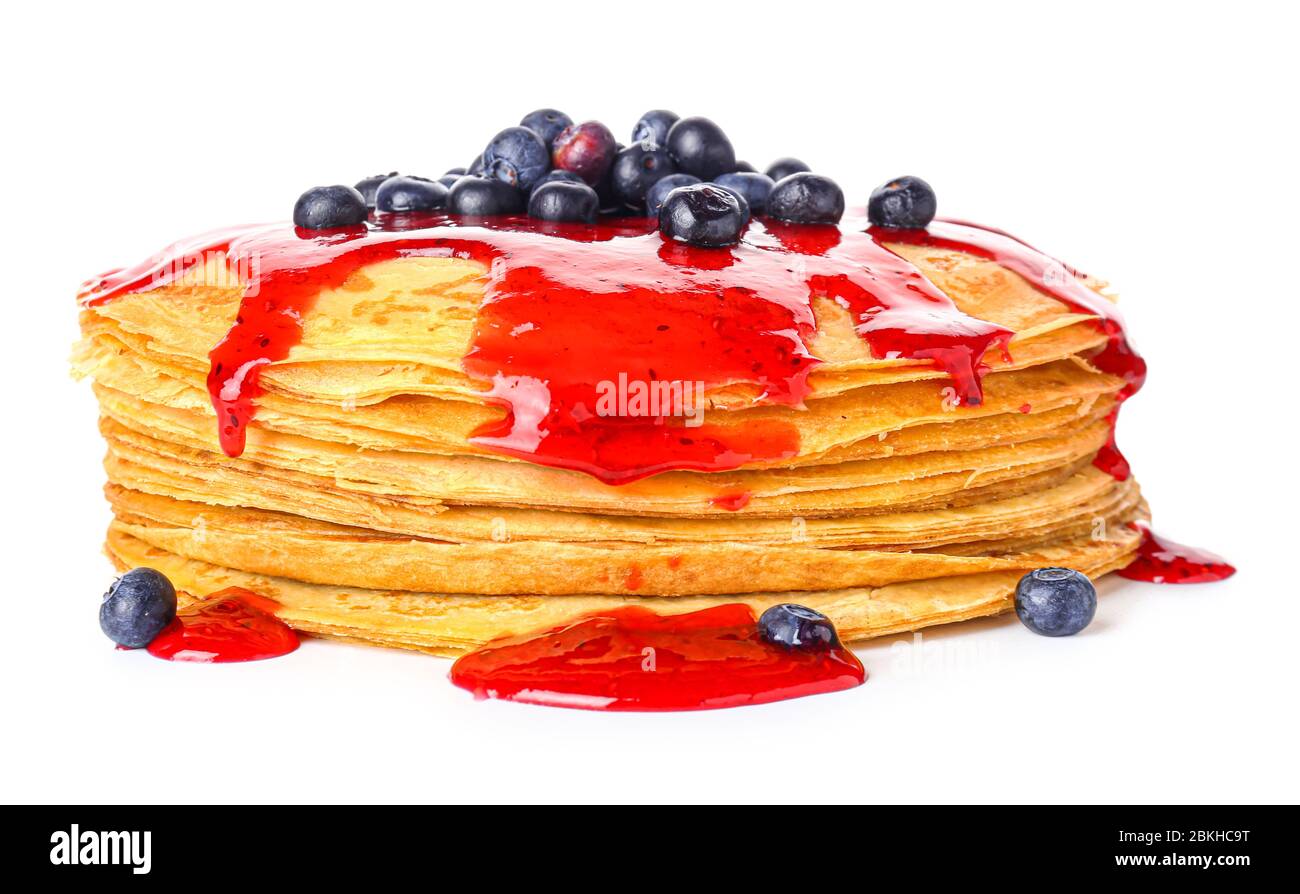 Gustosi blini con frutti di bosco su sfondo bianco Foto Stock