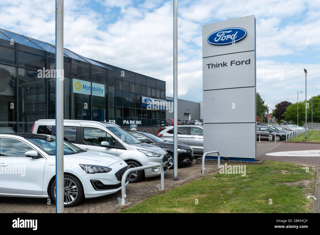 Pensi automobili della concessionaria di Ford e showroom a Farnborough, Hampshire, Regno Unito Foto Stock