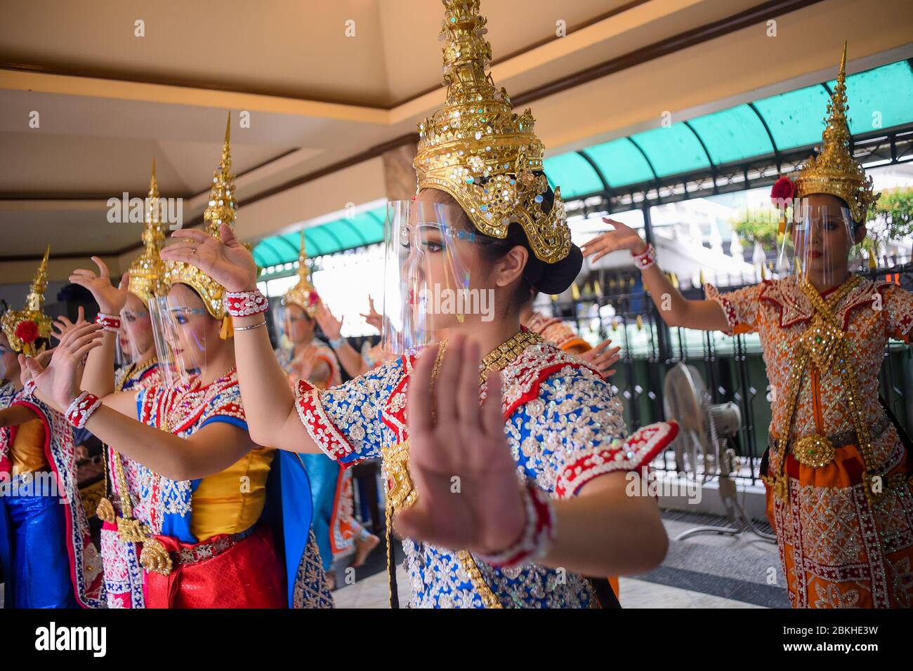 Thailandia. 04 maggio 2020. I ballerini indossano schermi facciali durante la danza del Santuario di Erawan per prevenire nuovi ceppi del virus corona 2019 o del COVID-19. (Foto di Vichan Poti/Pacific Press/Sipa USA) Credit: Sipa USA/Alamy Live News Foto Stock