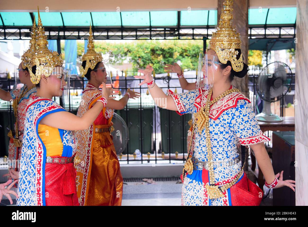 Thailandia. 04 maggio 2020. I ballerini indossano schermi facciali durante la danza del Santuario di Erawan per prevenire nuovi ceppi del virus corona 2019 o del COVID-19. (Foto di Vichan Poti/Pacific Press/Sipa USA) Credit: Sipa USA/Alamy Live News Foto Stock
