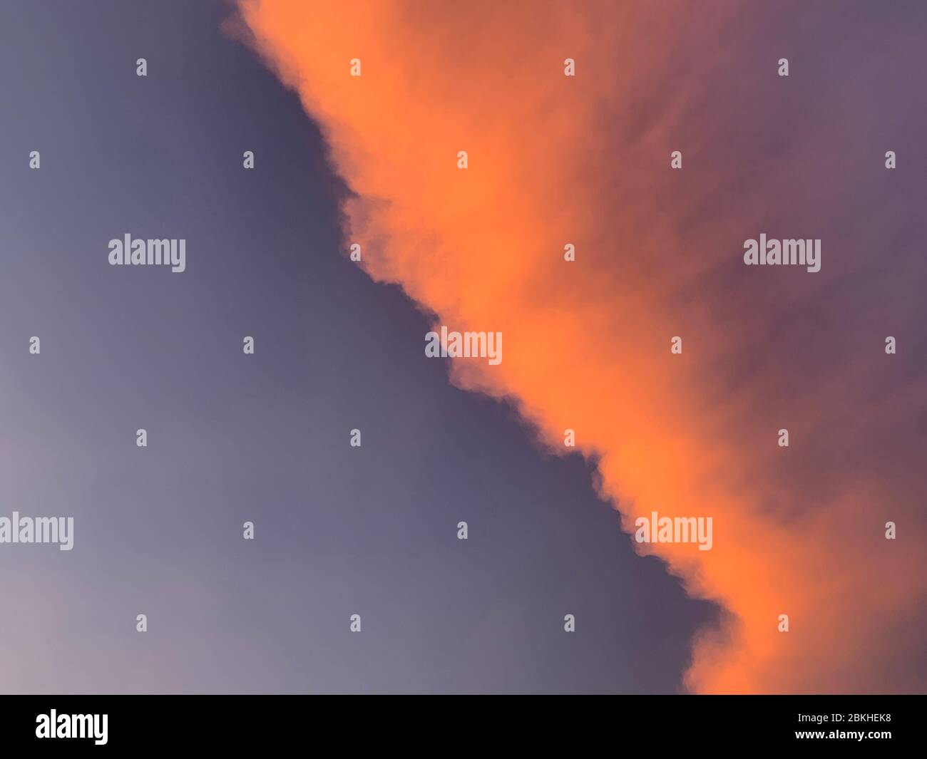 Vista delle nuvole e del cielo con colori magici e sognanti al tramonto. Foto Stock