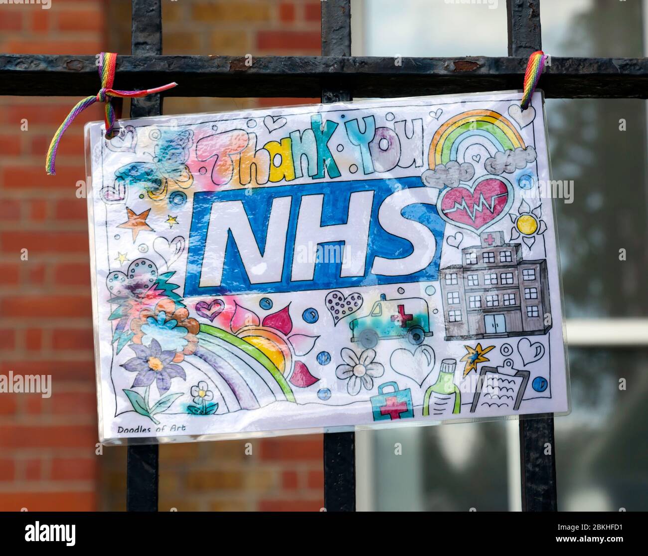 Segnali di ringraziamento NHS, appesi sui ringhieri fuori dall'ospedale Lewisham, in Lewisham High Street, durante la Pandemia COVID-19 Foto Stock