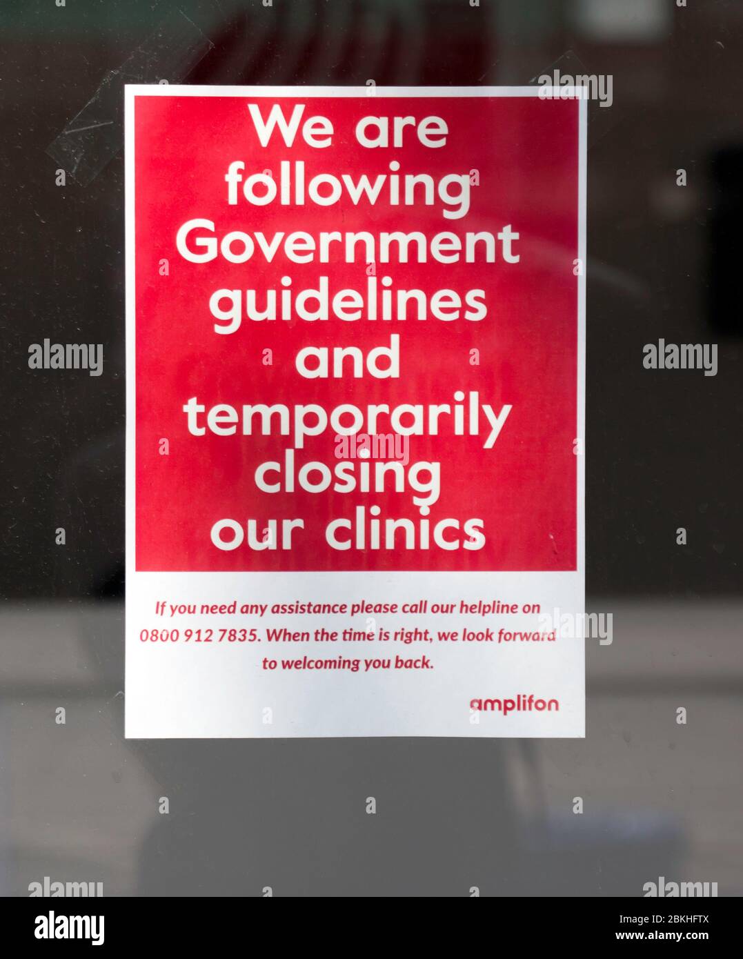 I negozi ritenuti non essenziali, compresa la filiale di Amplifon, in Lewisham High Street, sono stati ordinati dal governo britannico a chiudere, fino a nuovo avviso, durante la Pandemic COVID-19 Foto Stock