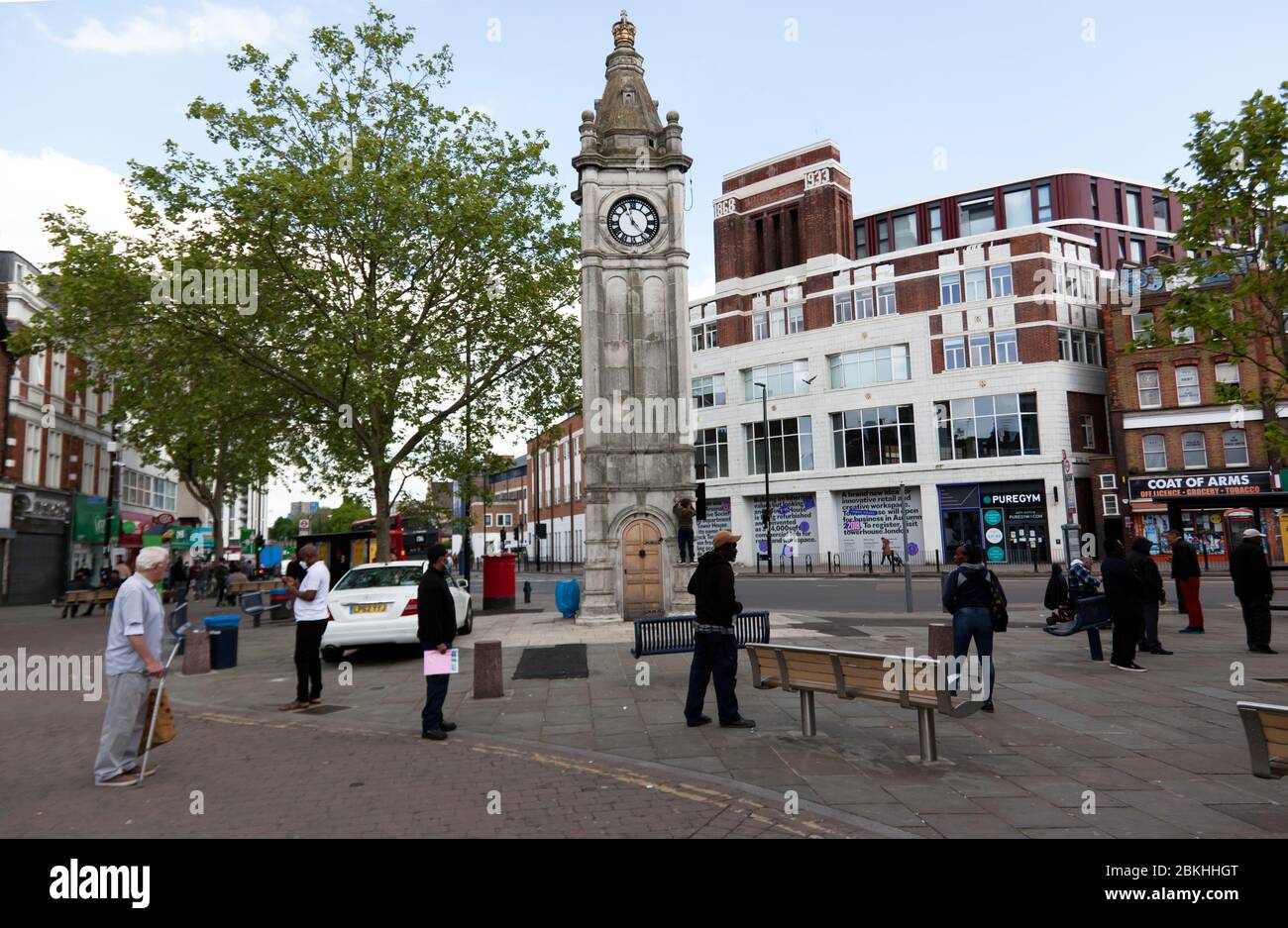 I membri del pubblico osservano le distanze sociali, mentre si accodano per entrare nella Barclays Bank a Lewisham High-Street, durante il blocco COVID-19 Foto Stock