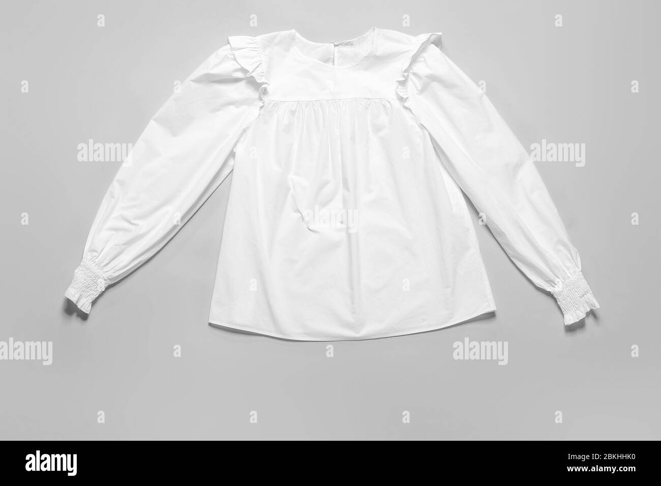 Elegante camicetta su sfondo bianco Foto Stock