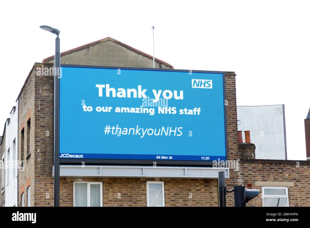 Un pannello pubblicitario digitale commerciale JC Decaux all'angolo di Rennell Street, Lewisham, con un annuncio per ringraziare il personale NHS, durante il COVID-19 Lockdown, Rennell Street, Lewisham Foto Stock