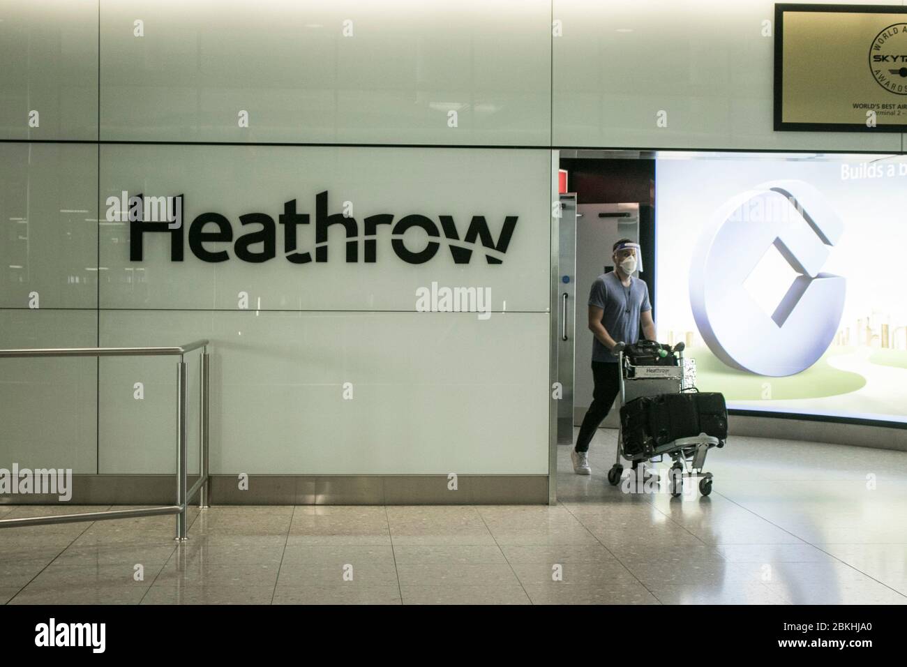 HEATHROW LONDRA, 4 maggio 2020. REGNO UNITO. I passeggeri che indossano maschere chirurgiche per la protezione contro il covid-19 arrivano al Terminal 2 dell'aeroporto di Heathrow. Heathrow prevede l'introduzione di un sistema di controllo della temperatura per i passeggeri in arrivo e in partenza, compresi i britannici che ritornano dall'estero. Credit: amer Ghazzal/Alamy Live News Foto Stock