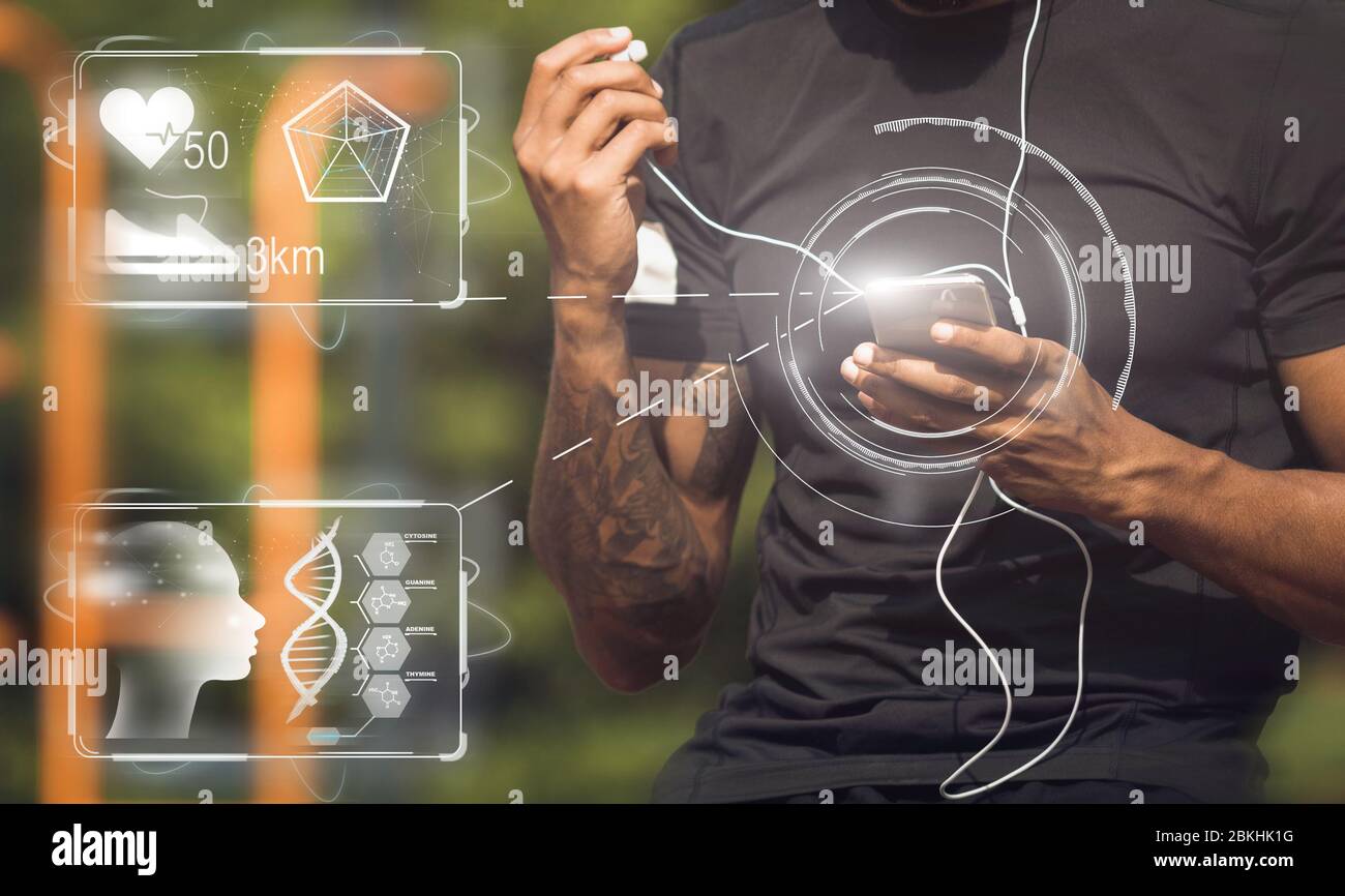 Ragazzo muscoloso con tatuaggio guardando il suo smartphone Foto Stock