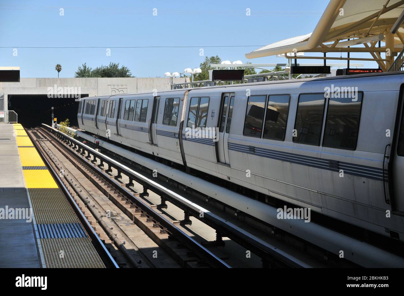 Un treno BART attende alla stazione di interscambio di Millbrae vicino all'OFS. San Francisco, California, Stati Uniti Foto Stock