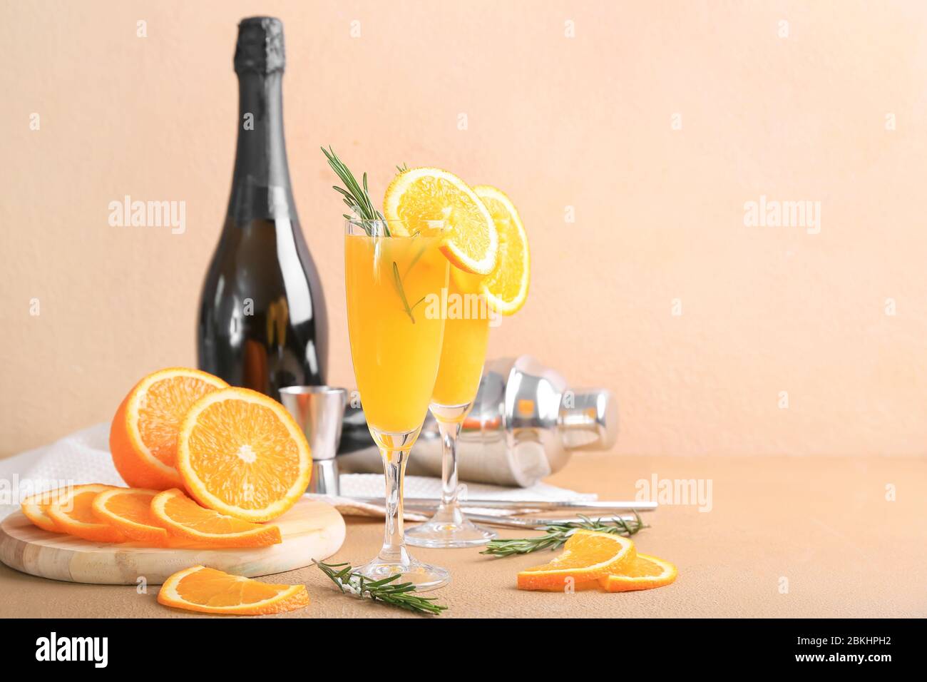 Composizione con gustosi cocktail mimosa a tavola Foto Stock