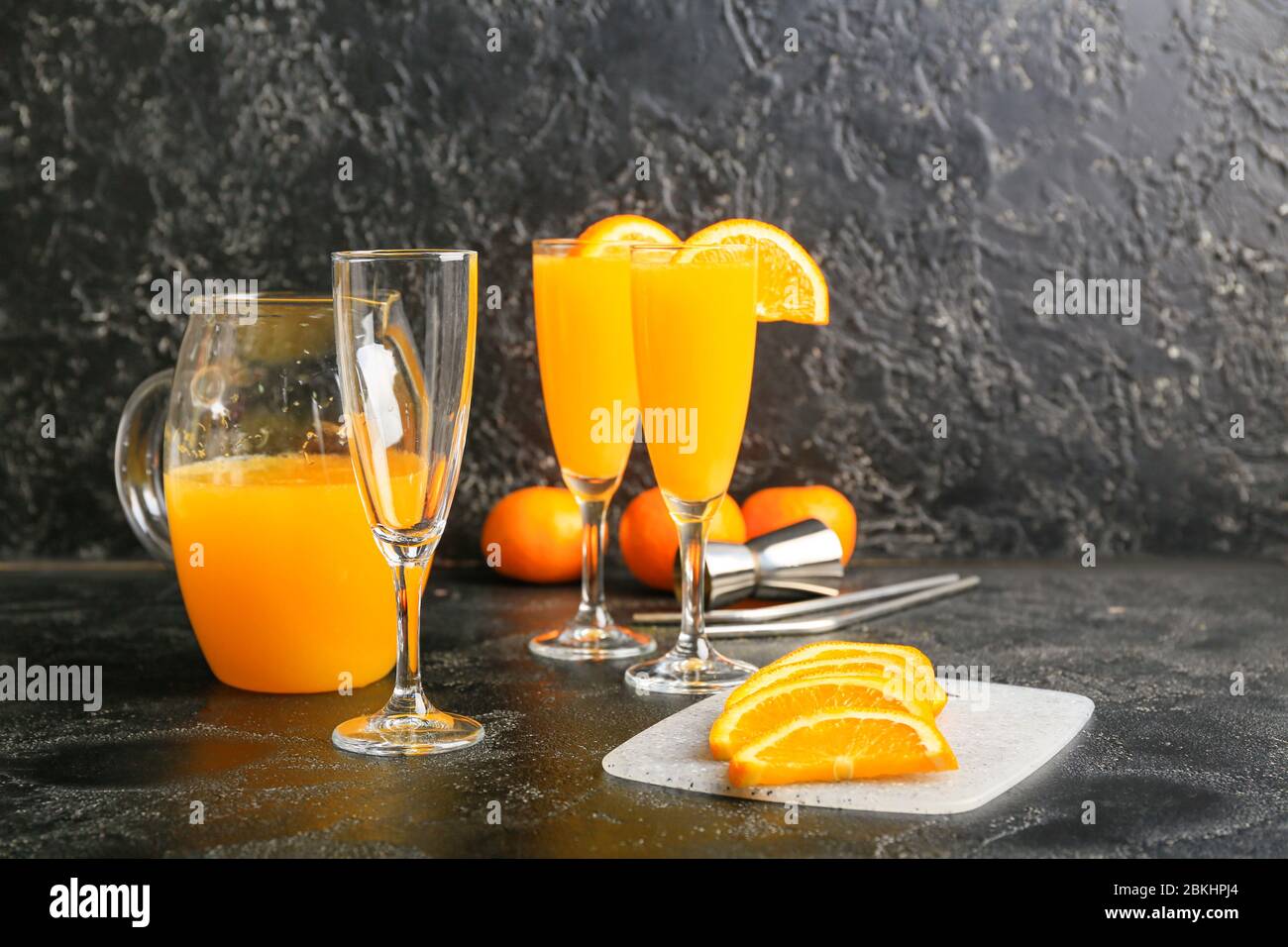 Composizione con gustosi cocktail mimosa a tavola Foto Stock