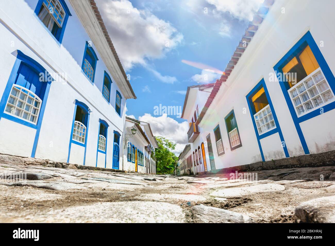 Street e portoghese vecchio case coloniali in centro storico a Paraty, stato di Rio de Janeiro, Brasile Foto Stock