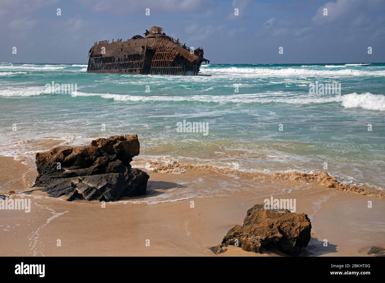 Relitto / naufragio di M/S Cabo Santa Maria, nave da carico spagnola che si è arenata sulla spiaggia di Praia de Atalanta sull'isola di Boa Vista, Capo Verde Foto Stock