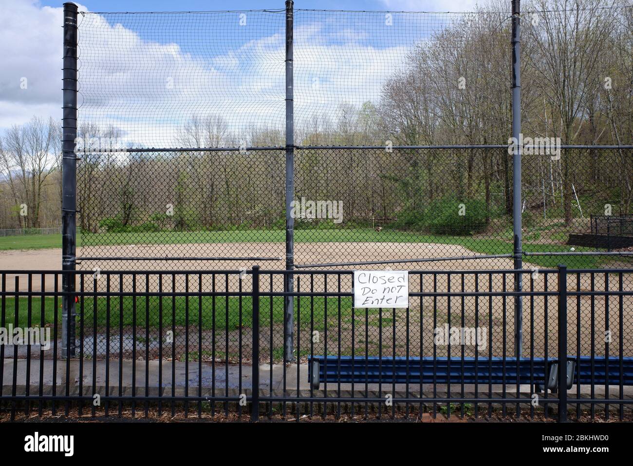 Chiuso non entrare segno sulla recinzione di un campo da gioco scuola / campo sportivo durante il blocco del covid-19, epidemia di Coronavirus nel New Jersey.USA Foto Stock