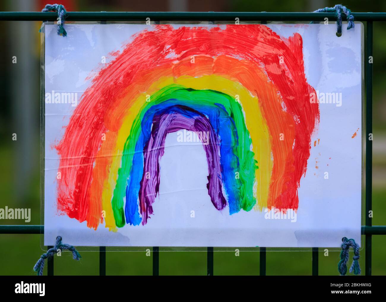 Sythen, NRW, 04 maggio 2020. I segni disegnati dagli alunni mostrano un coloratissimo arcobaleno di speranza al di fuori di una scuola elementare. Le scuole dell'NRW, lo stato più popoloso della Germania con 17,8 milioni di persone e 1,9 milioni di alunni, stanno gradualmente riaprendo con un programma a rotazione in cui coloro che devono affrontare gli esami finali nelle scuole secondarie ritornano per primi questa settimana, gli alunni più anziani in generale seguono e i bambini di 4° grado ritornano il 7 maggio. Tutti i bambini delle scuole, a parte quelli che vivono in un gruppo ad alto rischio, devono tornare ad almeno un insegnamento part-time entro l'estate. Credit: Imageplotter/Alamy Live News Foto Stock