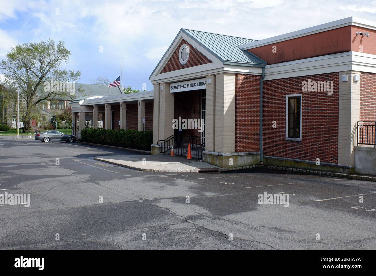 Parcheggio quasi vuoto e la costruzione di Summit Public Library chiuso durante il blocco del covid-19 coronavirus pandemic Bestroe.Summit.Union County.New Jersey.USA Foto Stock