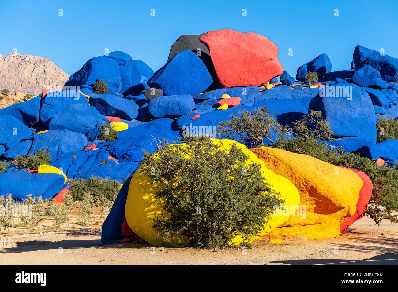 Marocco, regione di Souss-massa, dintorni di Tafroute, villaggio di Aguerd Oudad, dipinti rocce dall'artista belga di plastica Jean Verame Foto Stock