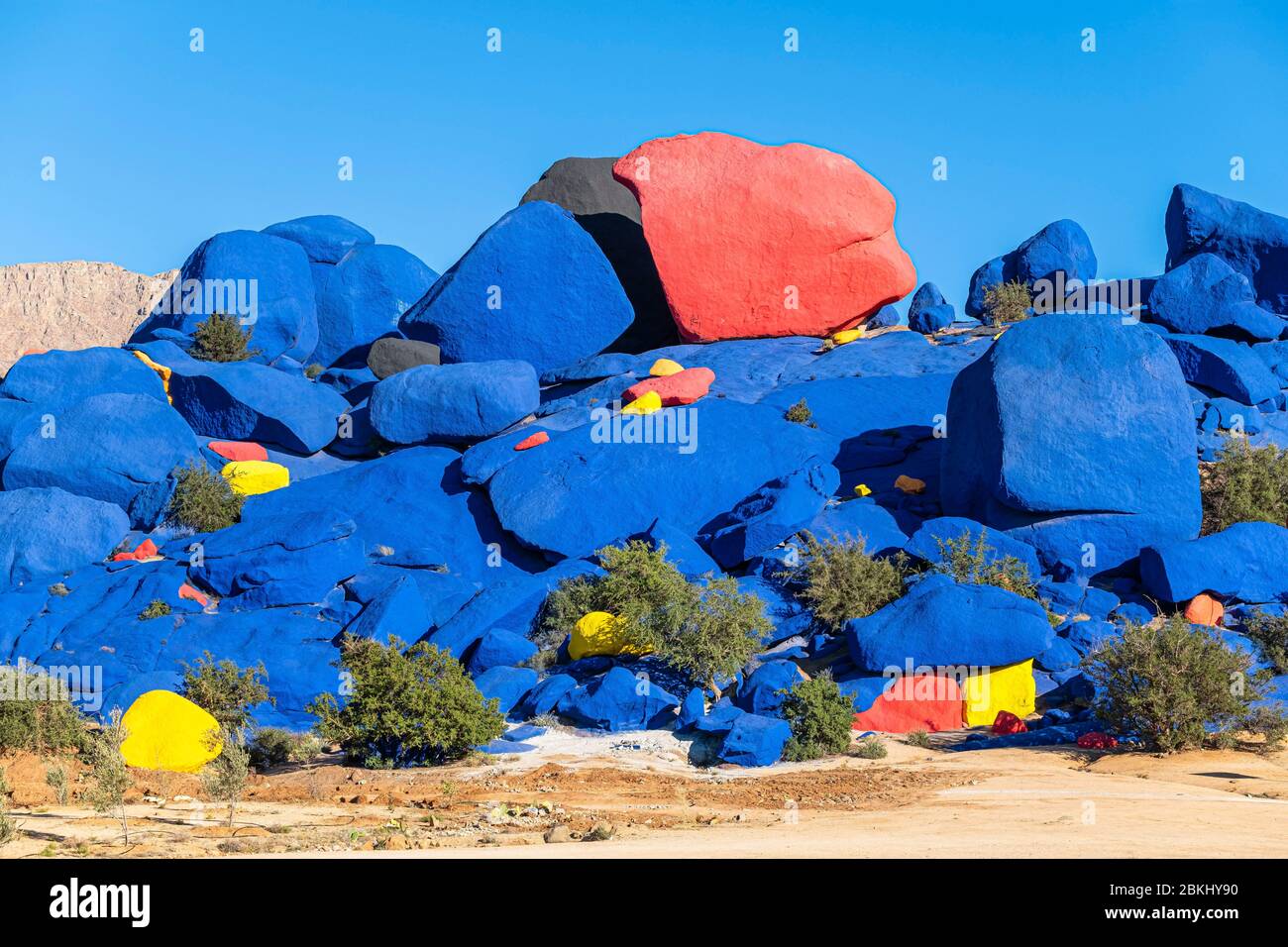 Marocco, regione di Souss-massa, dintorni di Tafroute, villaggio di Aguerd Oudad, dipinti rocce dall'artista belga di plastica Jean Verame Foto Stock