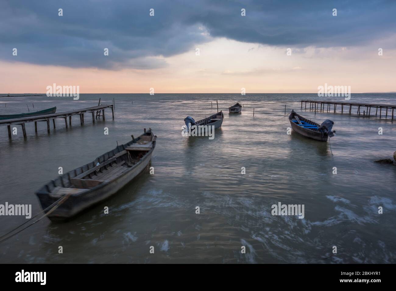 Romania, Tullea judet, Sarichioi, pontile e barche sul Danubio Foto Stock