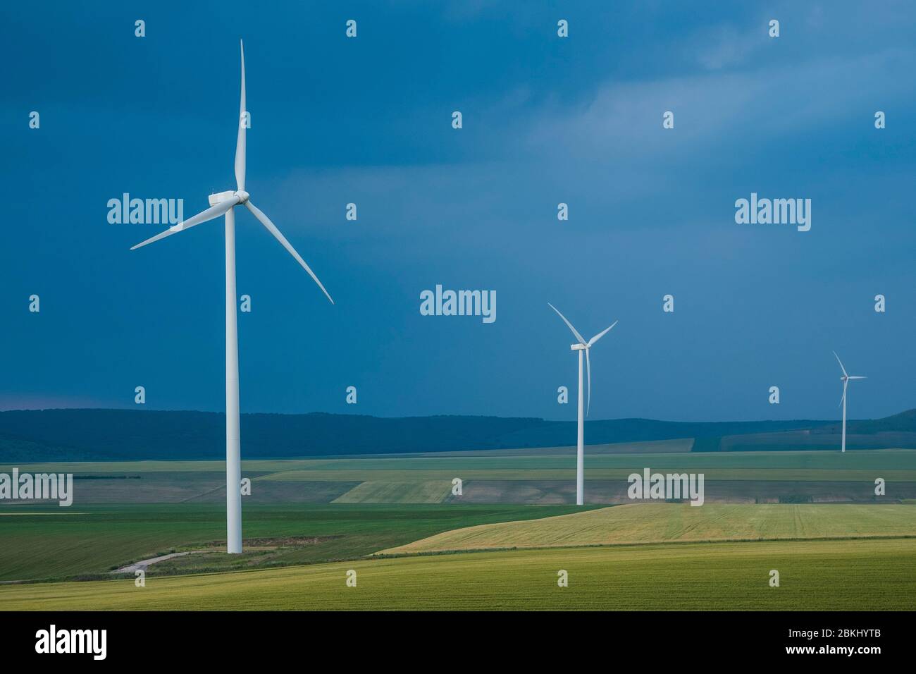 Romania, Judet de Tulcea, Sarichioi, turbina eolica nella campagna rumena Foto Stock