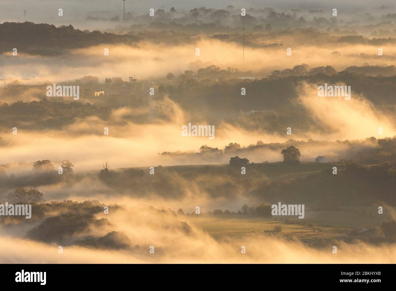Stati Uniti, Virginia, nebbia mattutina sopra la Shenandoah Valley Foto Stock