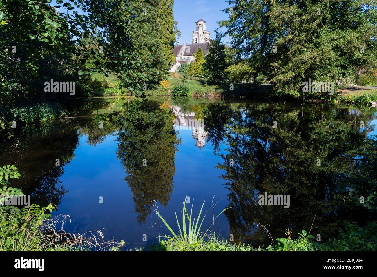 Francia, dipartimento Oise, villaggio di Pierrefonds, chiesa di Saint Sulpice dal Parco Prieuré Foto Stock