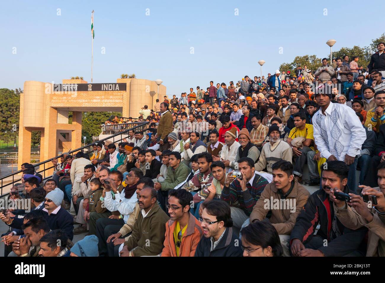 India, Punjab state, Wagah Border post, vicino Atari città, Indo-Pakistan confine, folla irrequieto, atmosfera festosa durante una cerimonia marziale, canzoni patriottiche e applausi Foto Stock
