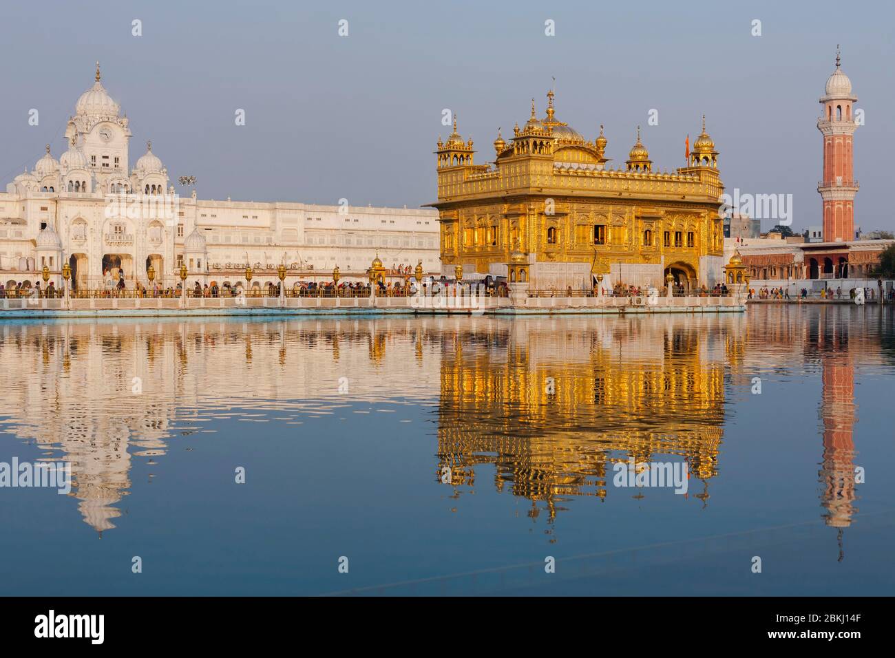 India, Stato del Punjab, Amritsar, Harmandir Sahib, Tempio d'oro sotto il sole, con riflessione nel bacino del Nectar, Amrit Sarovar, luogo santo del Sikhism Foto Stock