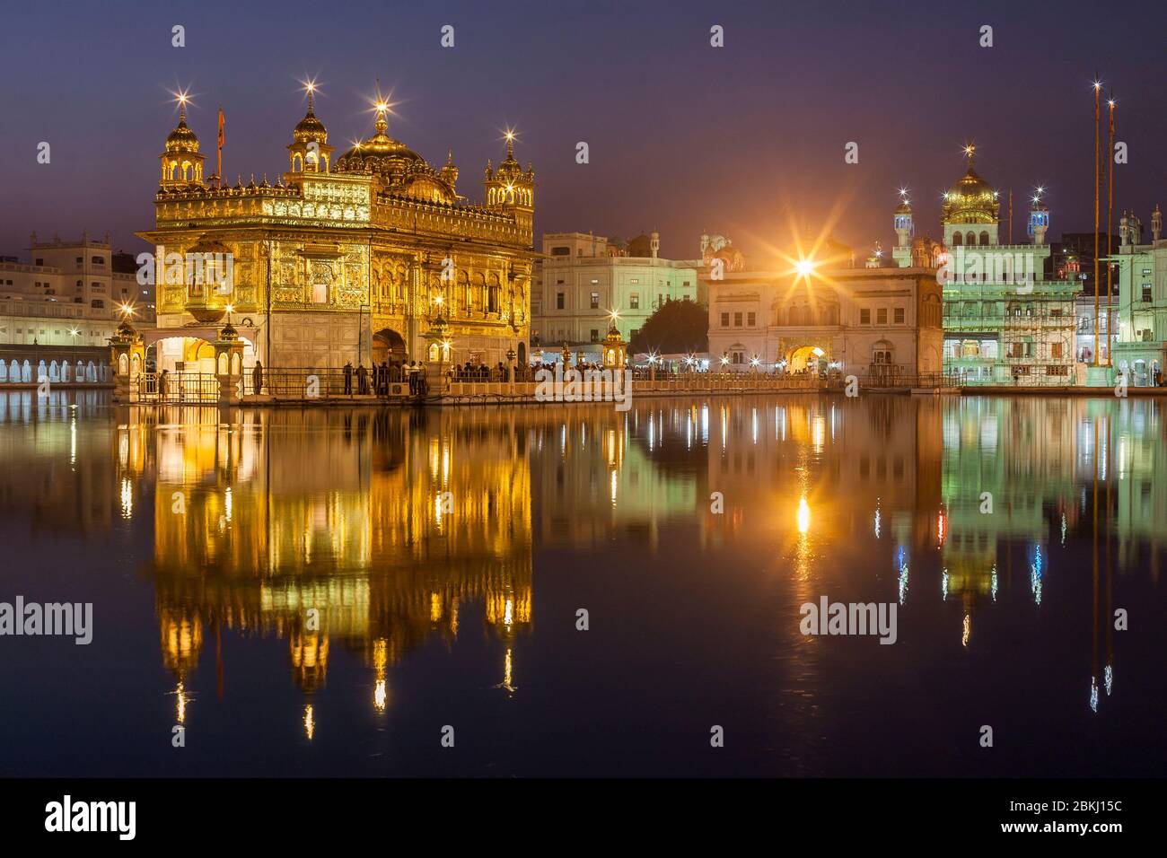 India, Stato del Punjab, Amritsar, Harmandir Sahib, Tempio d'Oro iluminato al tramonto, con riflessione nel bacino del Nectar, Amrit Sarovar, luogo santo del Sikhism Foto Stock