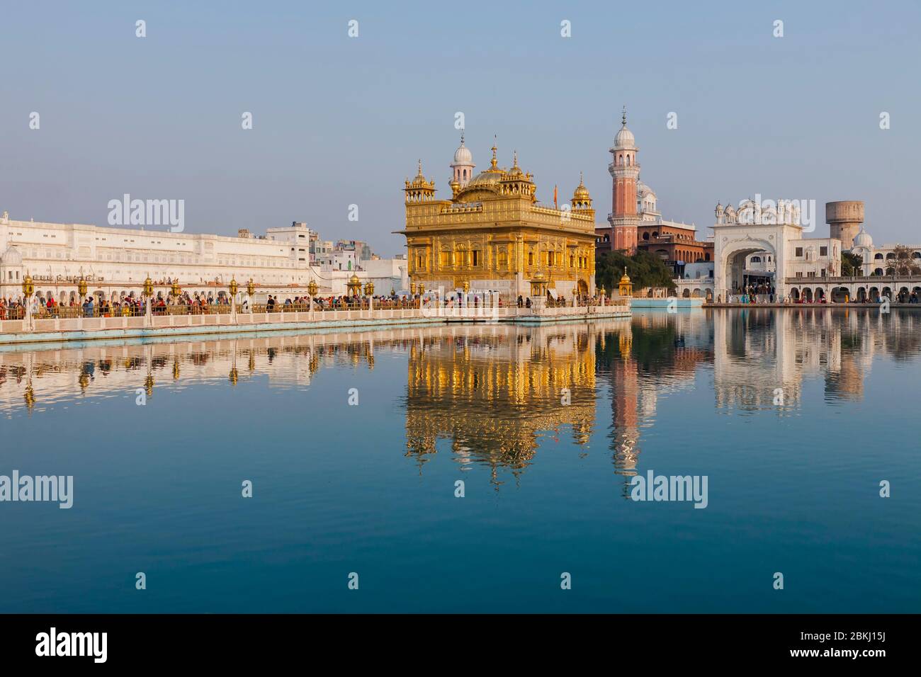 India, Stato del Punjab, Amritsar, Harmandir Sahib, Tempio d'oro sotto il sole, con riflessione nel bacino del Nectar, Amrit Sarovar, luogo santo del Sikhism Foto Stock