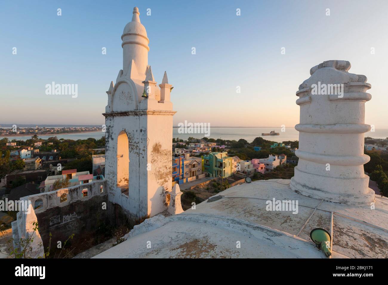 India, territorio di Daman e Diu, Distretto di Diu, tetto della chiesa di San Tommaso, costruita nel 1598 e trasformata in un museo, vista dell'alba della città, Fort Pani Kotha e il Mar Arabico Foto Stock