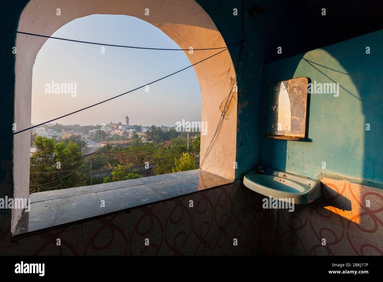 India, territorio di Daman e di Diu, Distretto di Diu, bagno e grande finestra nella chiesa di San Tommaso, costruita nel 1598 e trasformata in un museo, vista all'alba sulla città e San Francesco d'Assisi chiesa trasformata in ospedale Foto Stock