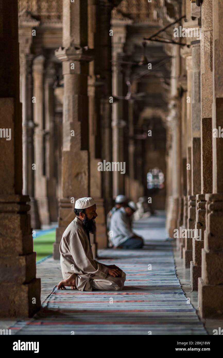 India, Gujarat state, Ahmedabad, Jami Masjid, Grande Moschea, uomini musulmani che pregano nella sala delle colonne Foto Stock