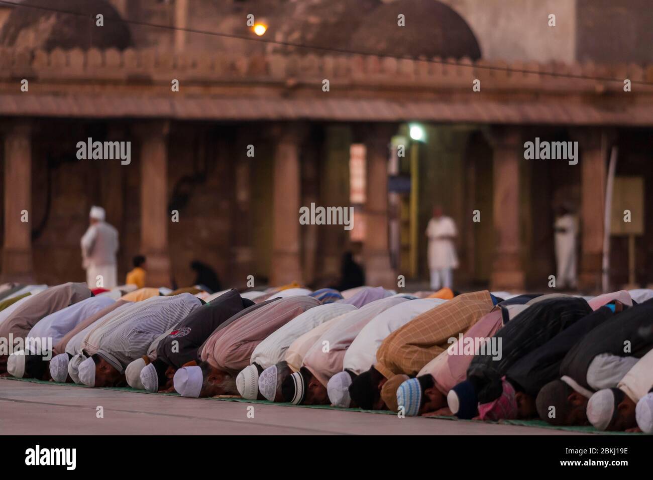 India, Gujarat state, Ahmedabad, Jami Masjid, Grande Moschea, gruppo di musulmani che pregano Foto Stock