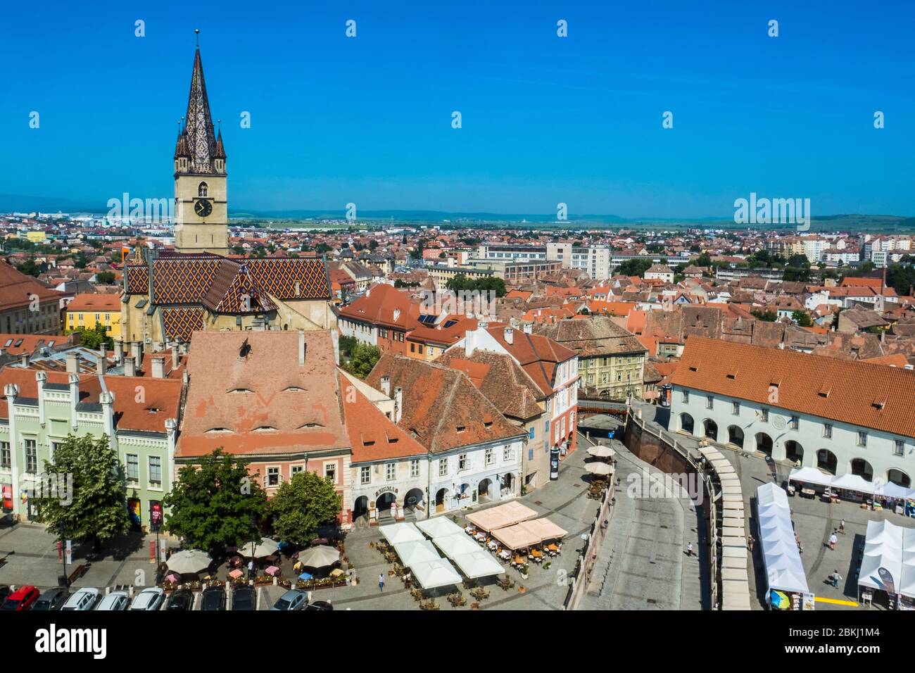Romania, Sibiu judet, Transilvania, Carpazi, Sibiu, la città vecchia, vista della Cattedrale evangelica e il piccolo luogo dalla Torre del Concilio Foto Stock