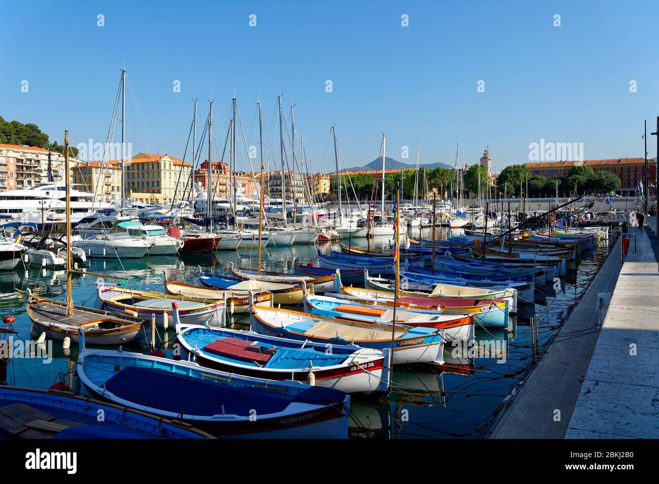 Francia, Alpes-Maritimes, Nizza, il porto vecchio o Lympia porto, barche da pesca tradizionale localmente chiamato pointu Foto Stock