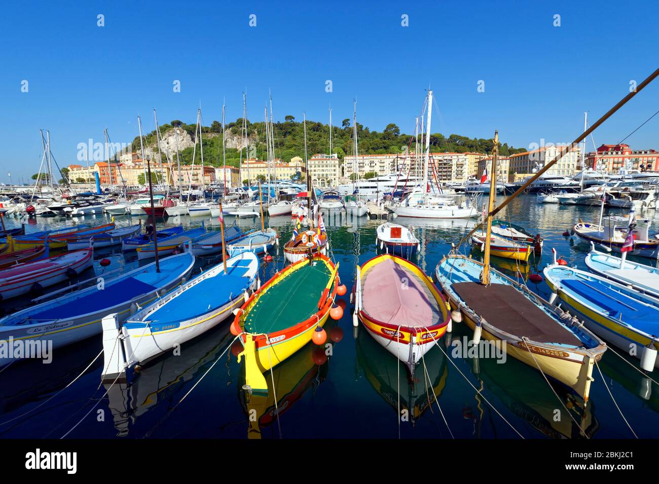 Francia, Alpes-Maritimes, Nizza, il porto vecchio o Lympia porto, barche da pesca tradizionale localmente chiamato pointu Foto Stock
