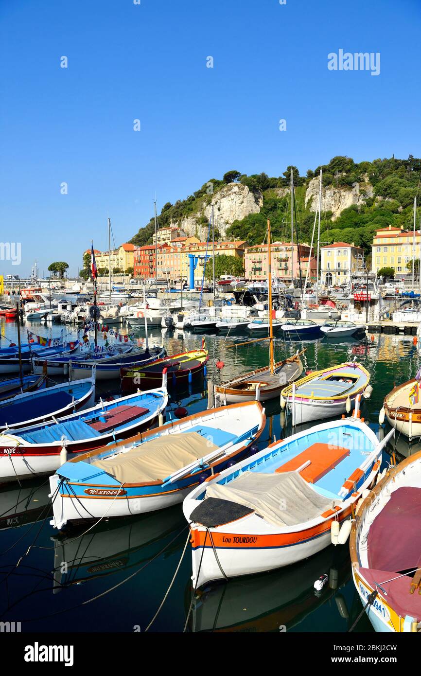 Francia, Alpes-Maritimes, Nizza, il porto vecchio o Lympia porto, barche da pesca tradizionale localmente chiamato pointu Foto Stock