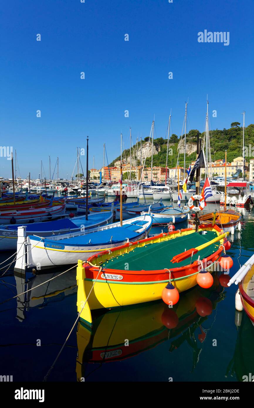 Francia, Alpes-Maritimes, Nizza, il porto vecchio o Lympia porto, barche da pesca tradizionale localmente chiamato pointu Foto Stock