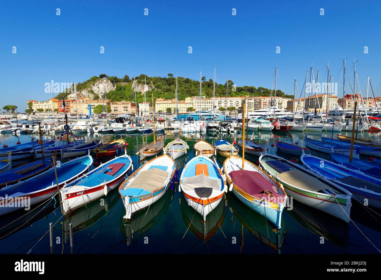 Francia, Alpes-Maritimes, Nizza, il porto vecchio o Lympia porto, barche da pesca tradizionale localmente chiamato pointu Foto Stock
