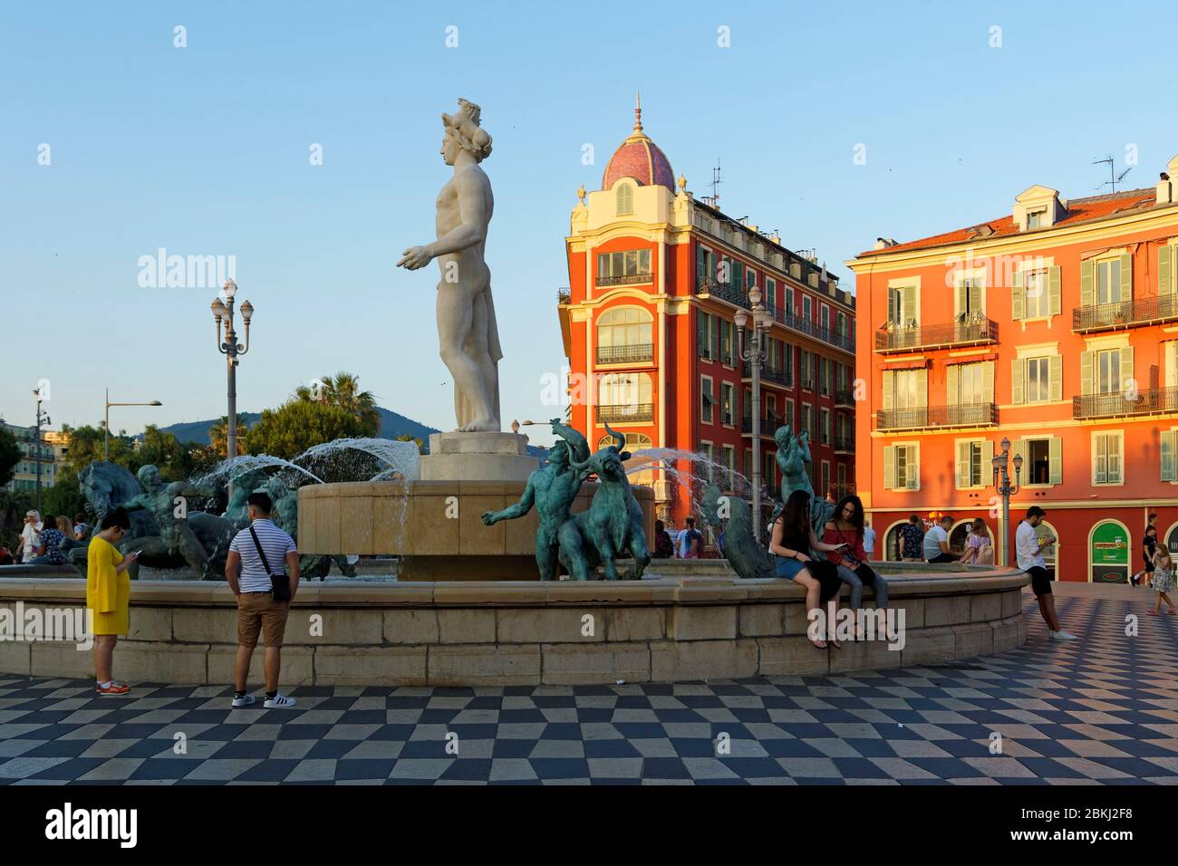 Francia, Alpes-Maritimes, Nizza, città vecchia, Place Massena, la Fontaine du Soleil (fontana del Sole) e la statua di Apollon Foto Stock