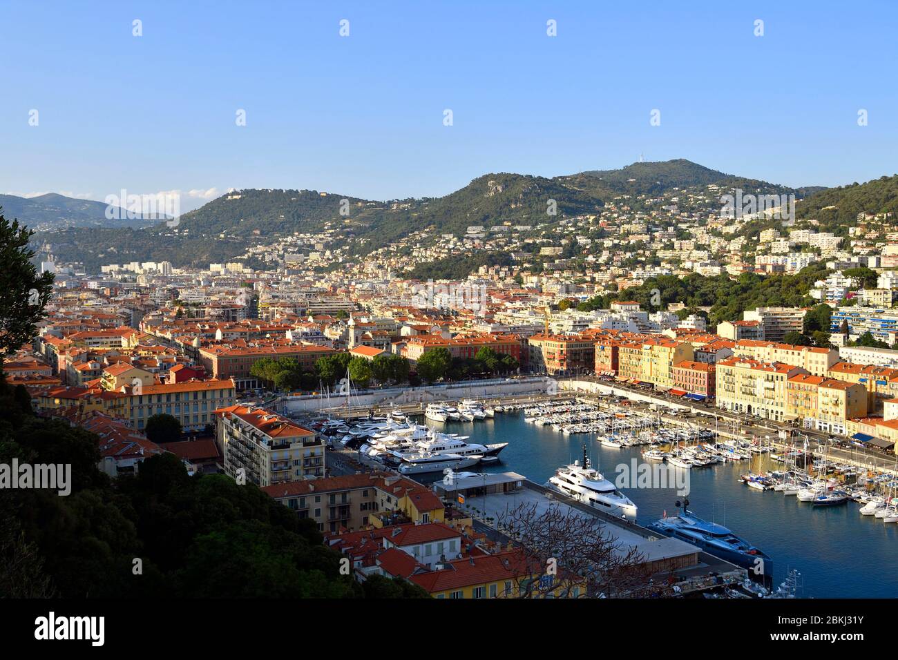 Francia, Alpes-Maritimes, Nizza, il porto vecchio o porto di Lympia dalla collina del castello Foto Stock
